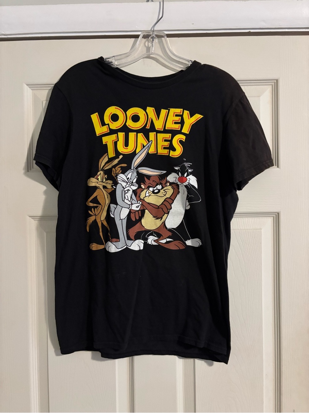 Size M 2000s looney tunes tee shirt
